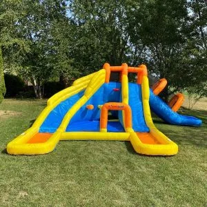 Location petit château gonflable eau / Small inflatable castle rental water