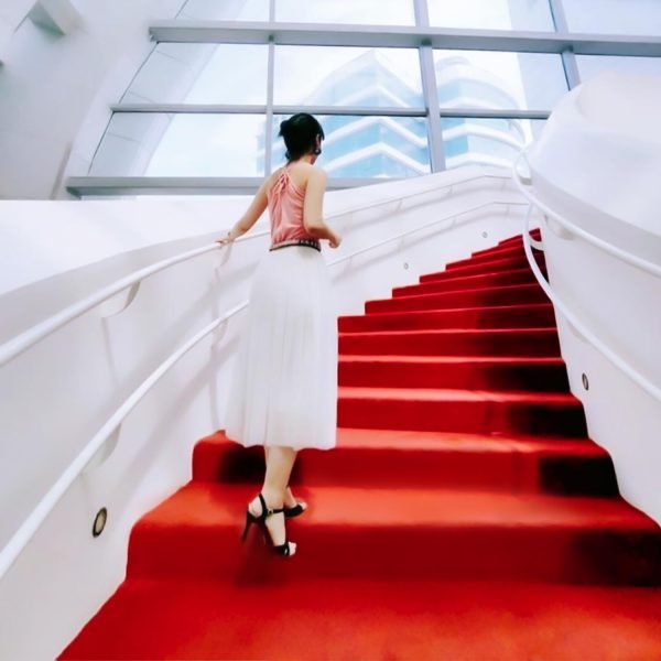 Red carpet for stairs - Image 3